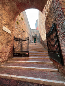 Entrance from Stradone Sant’Agostino - photo by Marta Bignone